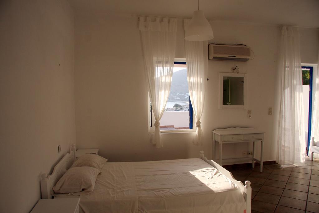 Armadoros Hotel / Ios Backpackers ภายนอก รูปภาพ