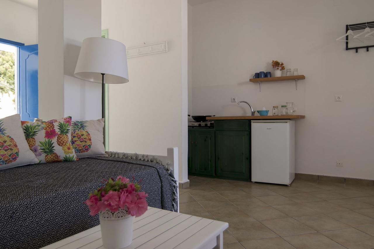 Armadoros Hotel / Ios Backpackers ภายนอก รูปภาพ