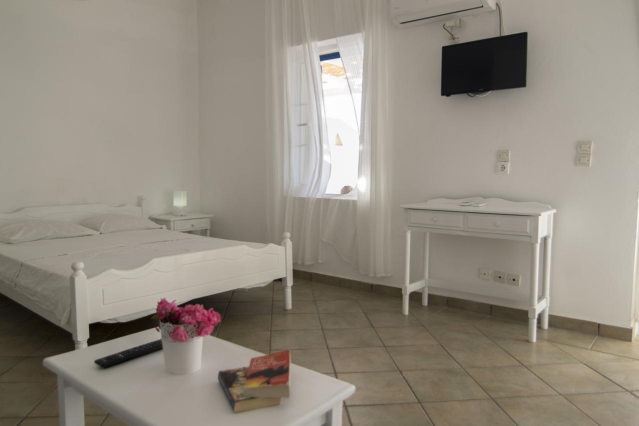 Armadoros Hotel / Ios Backpackers ภายนอก รูปภาพ