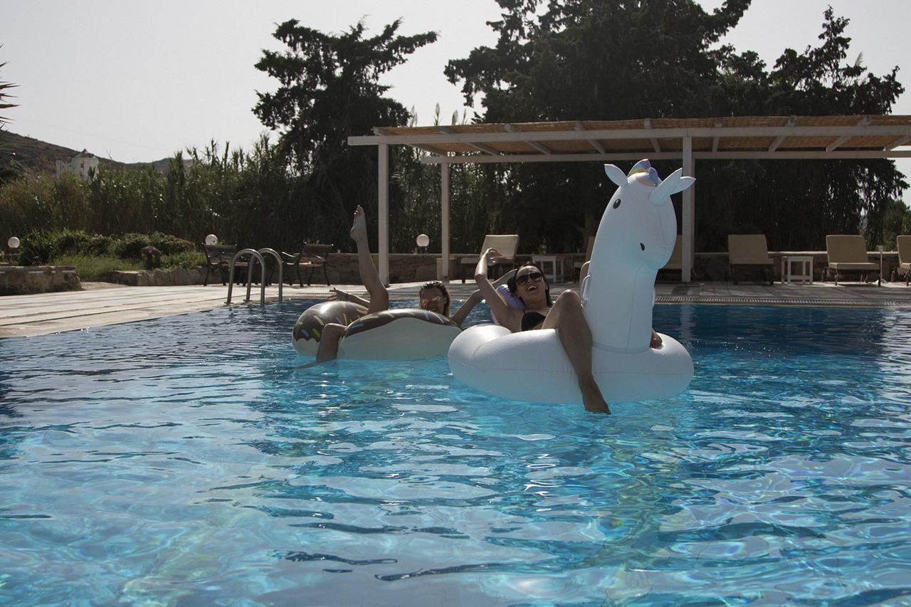 Armadoros Hotel / Ios Backpackers ภายนอก รูปภาพ