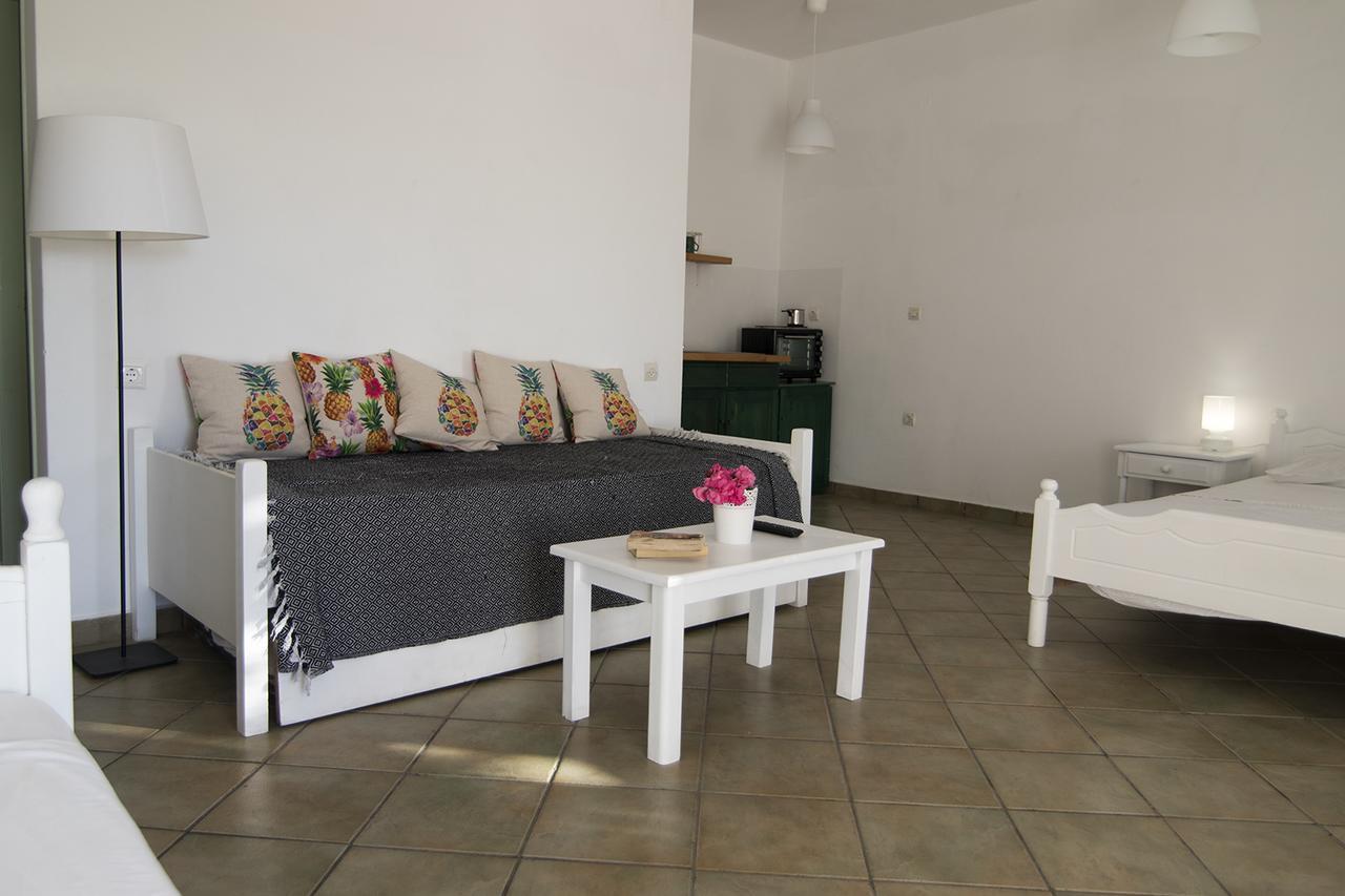 Armadoros Hotel / Ios Backpackers ภายนอก รูปภาพ